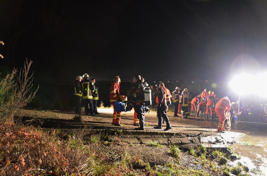 Einsatz BF Koeln PKW im Rhein Mondorf Hersel P056.JPG